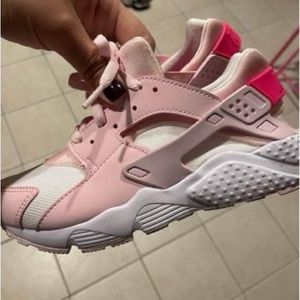 Nike girls Huraches sneakers